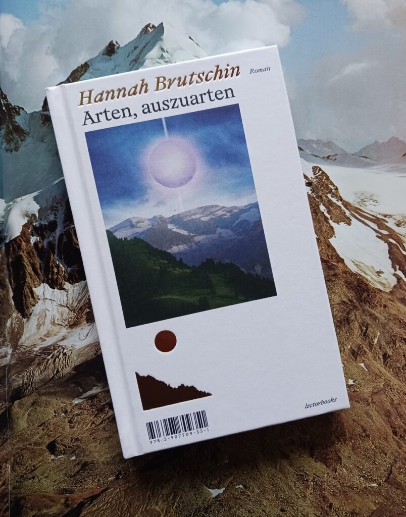 Foto des Buches »Arten, auszuarten« von Hannah Brutschin, auf dessen Cover ein verfremdetes Foto einer Gebirgslandschaft, über der eine leuchtende Kugel am Himmel schwebt. Das Buch liegt auf einem Farbfoto eines nur teilweise mit Schnee bedeckten Gebirgszugs, der Bernina-Gruppe; das Foto ist ein Ausschnitt der Doppelseite 130f. eines Reader’s-Digest-Bandes über die Alpen aus dem Jahr 1972 (Copyright des Fotos: Comet-Photo, Zürich).